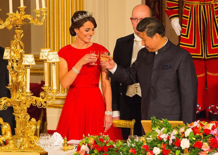 Il brindisi fra il presidente cinese  Xi Jinping e Kate, duchessa di Cambridge (Foto afp)