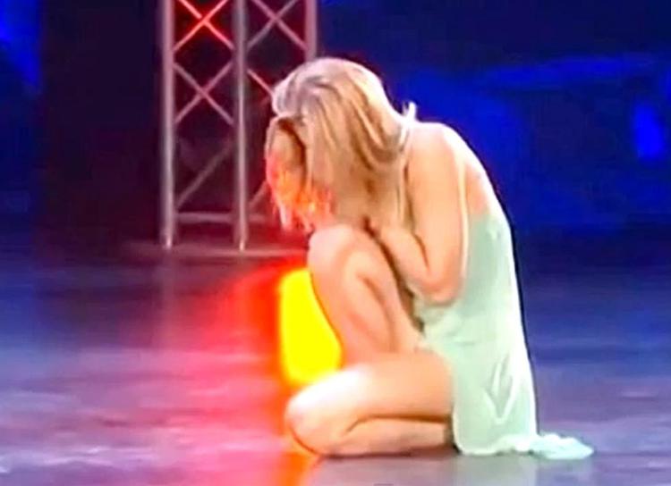 Ballerina si rompe il naso mentre balla in un talent show in tv