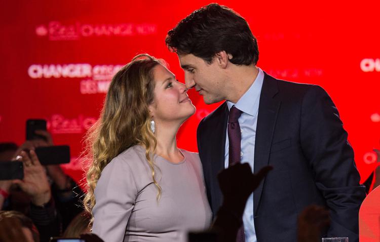 Justin Trudeau con la moglie Sophie dopo la vittoria (Afp) - AFP