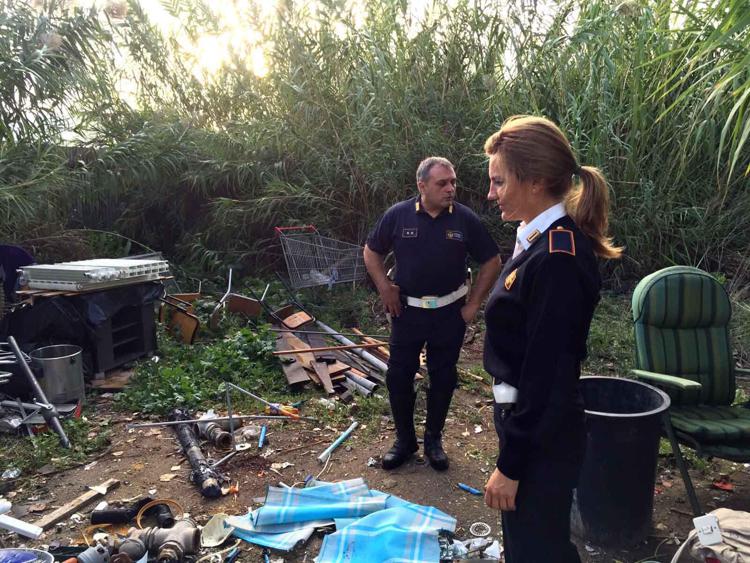 Roma: sgomberate 25 baracche abusive su argine Tevere presso Gazometro