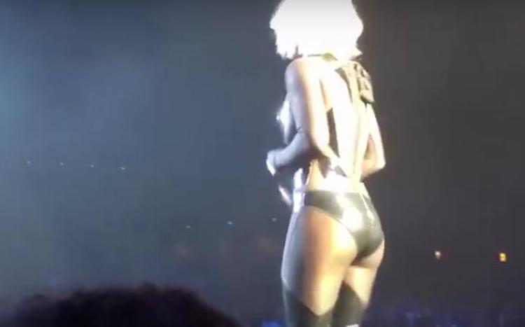 Britney Spears, incidente sexy sul palco. La zip cede e... /Guarda