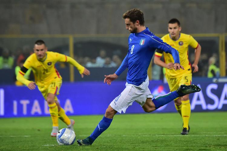 Il centrocampista dell'Italia Claudio Marchisio segna il rigore con la Romania (Foto Afp) - AFP