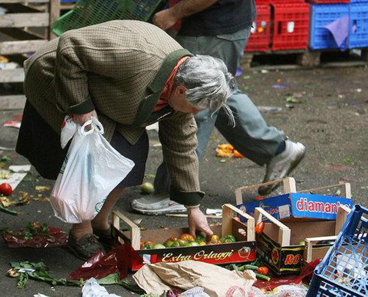 Istat: oltre un quarto degli italiani a rischio povertà