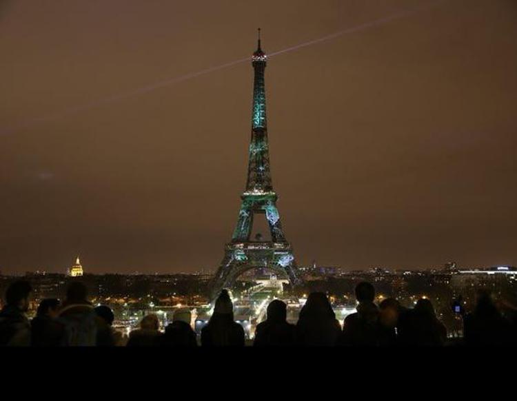 La Tour Eiffel in verde (Twitter/Ambasciata Usa)