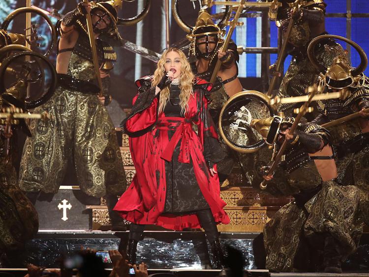 La robe kimono rossa sfoggiata sul palco da Madonna (Afp) - AFP