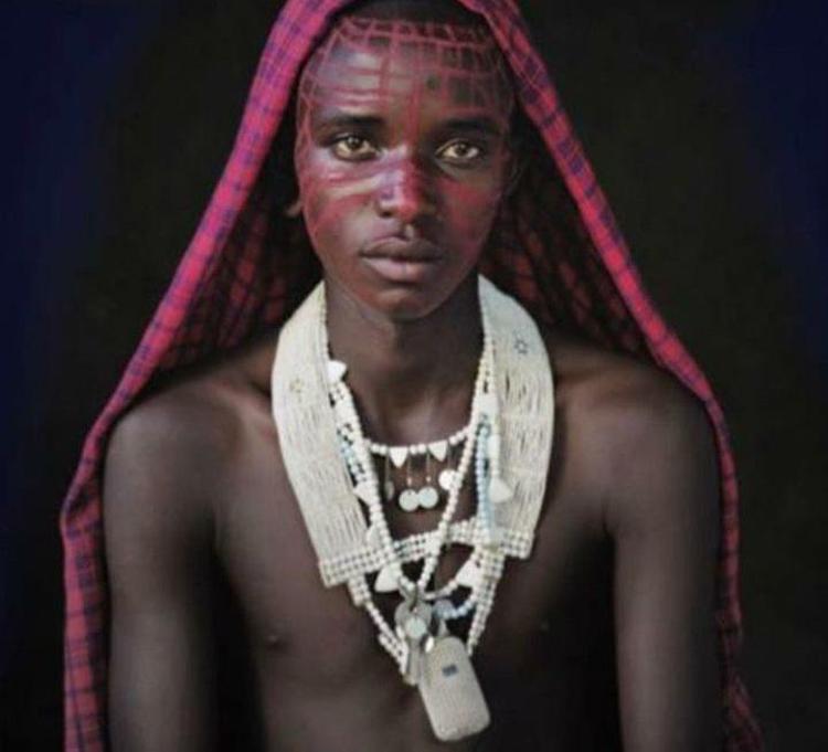 Un guerriero Masai con un gioiello artigianale 