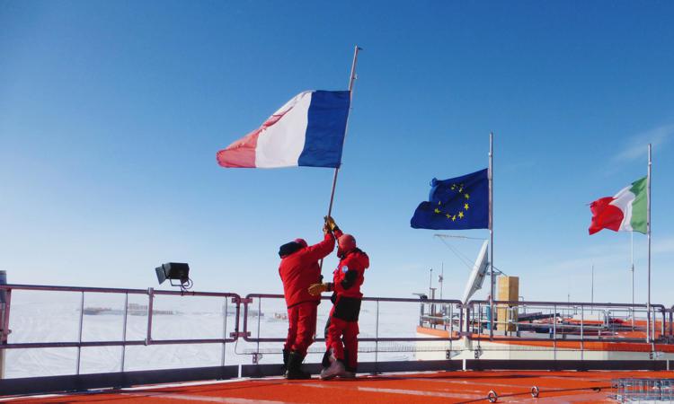 bandiere a mezz'asta nella base italo-francese in Antartide (Foto CNR)