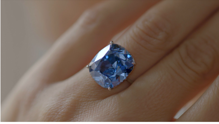 Magnate Hong Kong si aggiudica diamante blu a prezzo record di 48 mln di dollari