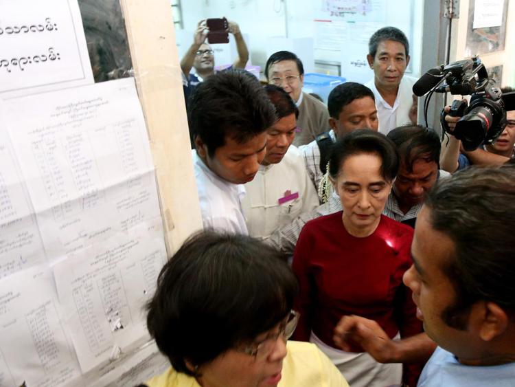Aung San Suu Kyi al seggio (Xinhua)