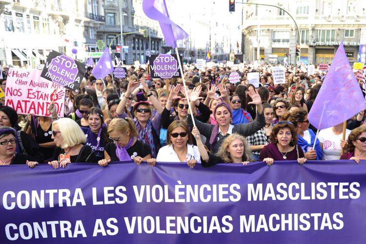La marcia contro il femminicidio a Madrid (foto Afp)