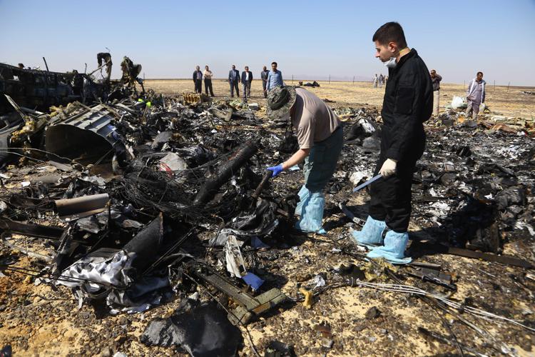 I resti dell'aereo russo precipitato nel Sinai (Infophoto) - INFOPHOTO