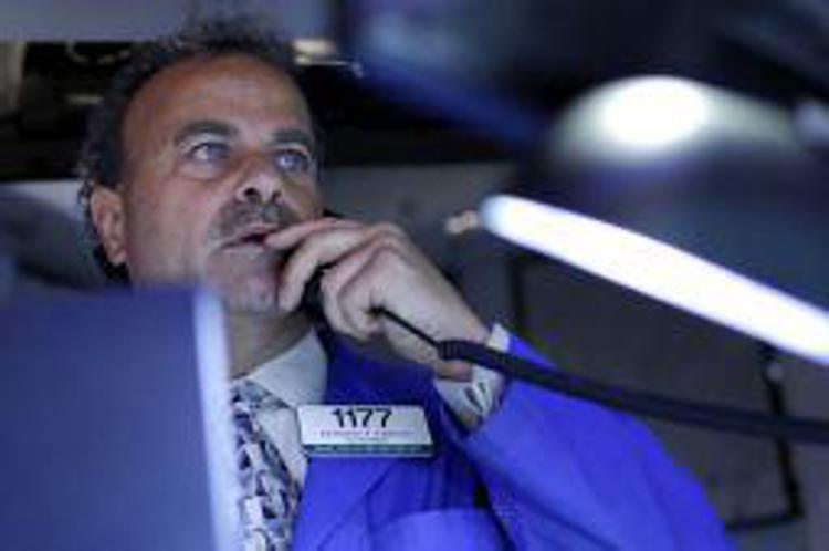 Borsa Milano cala con Wall Street: un trader al Nyse (Infophoto)