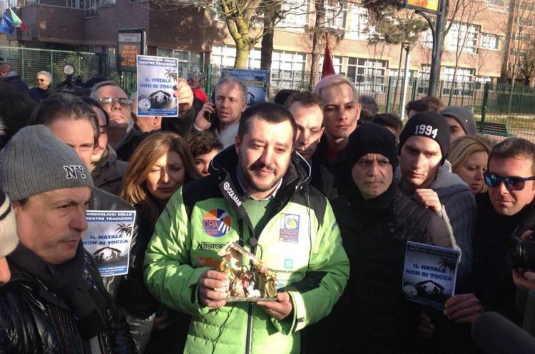 Matteo Salvini davanti alla scuola di Rozzano (via Facebook)