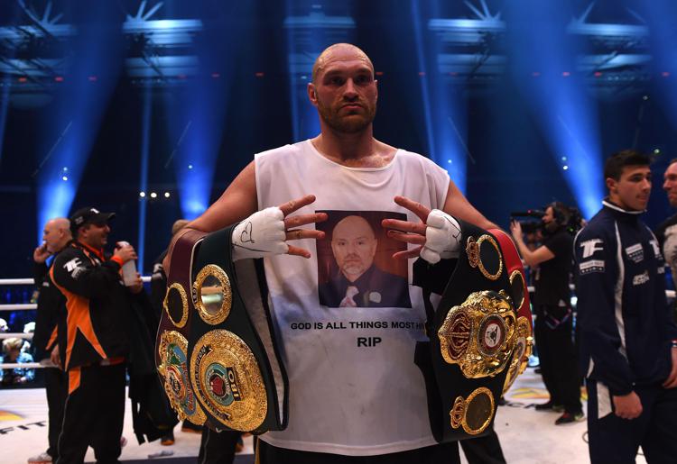 Il britannico Tyson Fury celebra la vittorianei pesi massimi contro l'ucraino  Wladimir Klitschko a Duesseldorf (Afp)  - AFP