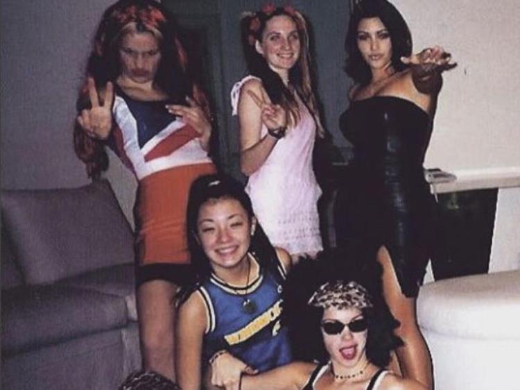Kim Kardashian e le sue compagne di classe. Foto da Instagram