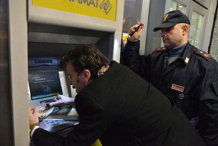 Bergamo: mascherina cattura-soldi sul Bancomat, ricercati ladri