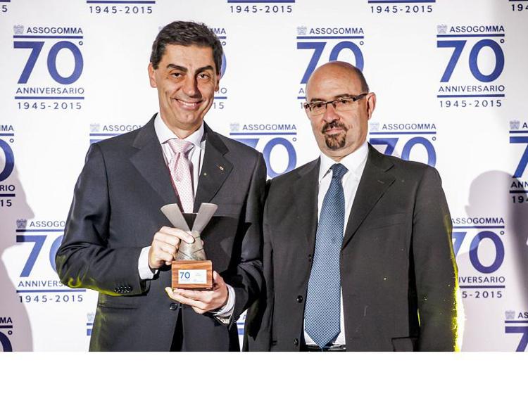 Alessandro De Martino (a sinistra), ad di Continental Italia, ritira l'Award Sicurezza