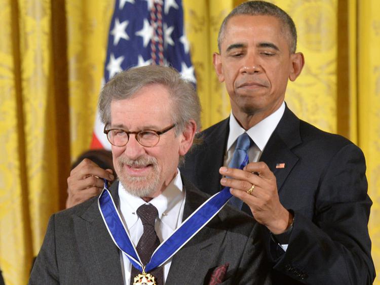 Obama consegna la Medaglia a Steven Spielberg (foto Infophoto)