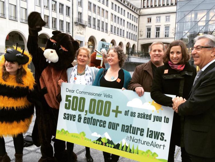 Ambiente: consegnate a commissario Ue Vella 520mila firme per direttive natura