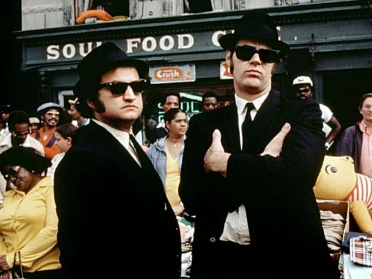 Gli occhiali Ray Ban indossati da John Belushi in 'The Blues Brothers' andranno all'asta venerdì (foto dal sito di Julien's Auction)