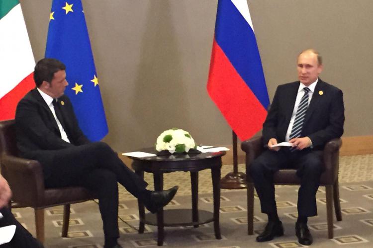 Renzi e Putin (Foto Adnkronos)