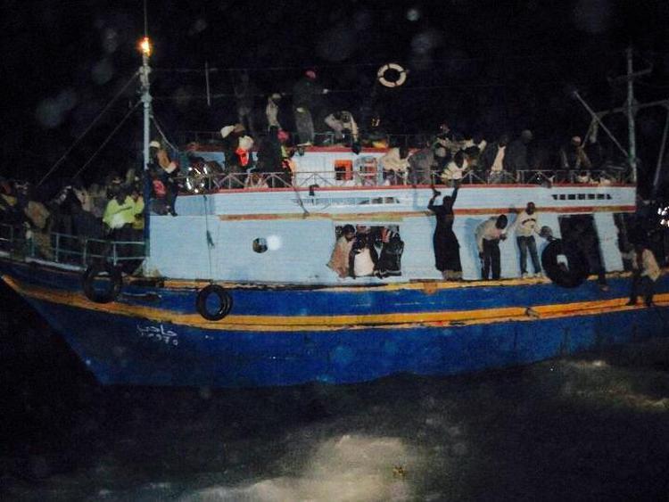 Un barcone di profughi a Lampedusa