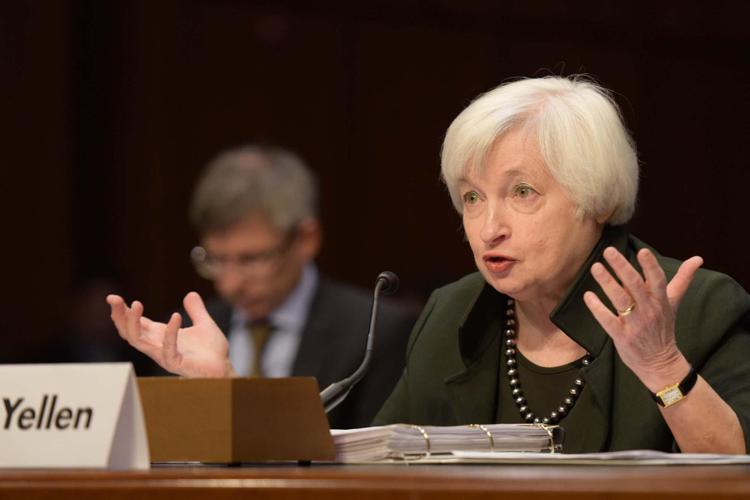 Fed, niente stretta sui tassi ma sarà entro l'anno. Stime di crescita al ribasso