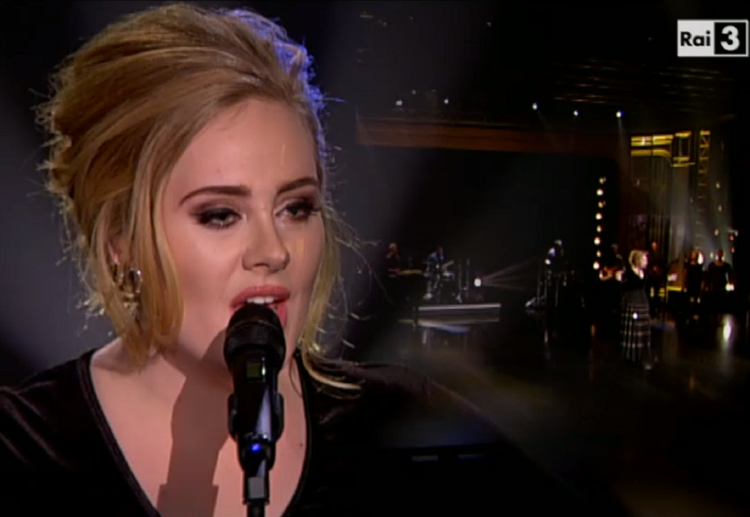 Adele in concerto canta per Bruxelles e insulta i terroristi: 