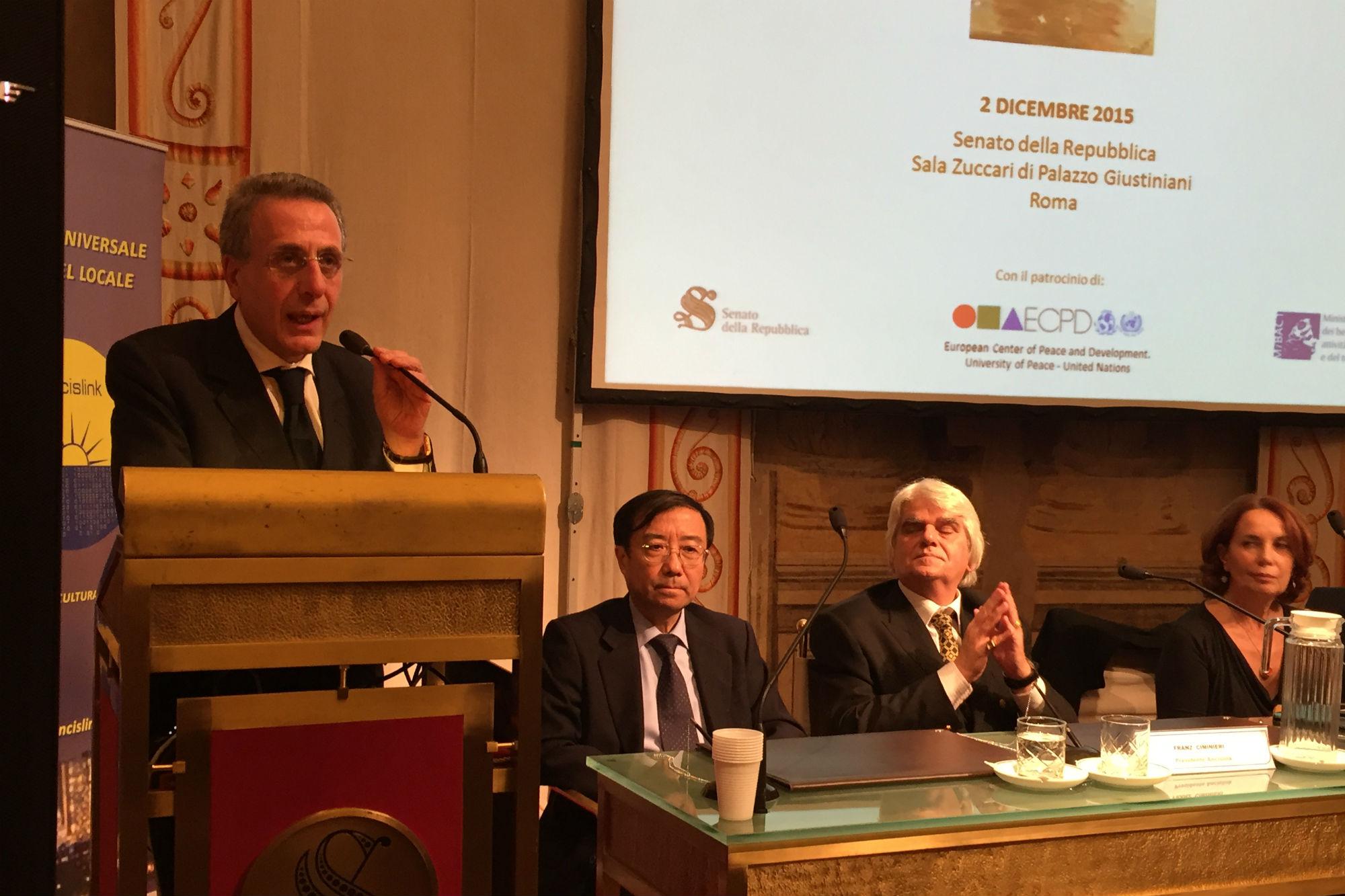 Mario Caligiuri, già sindaco di Soveria, insignito del 'Premio Speciale Italia per la Biblioteca 'Michele Caligiuri'' (Foto AdnKronos) 
