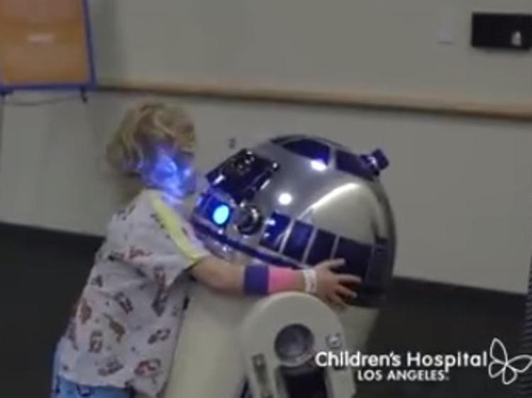 Luke Skywalker e il cast di 'Star Wars' all'ospedale pediatrico: la gioia dei bambini è contagiosa /Video