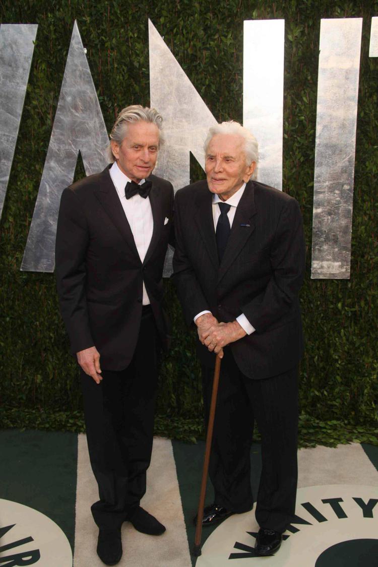Michael e Kirk Douglas nel 2012 (Foto Infophoto) - INFOPHOTO