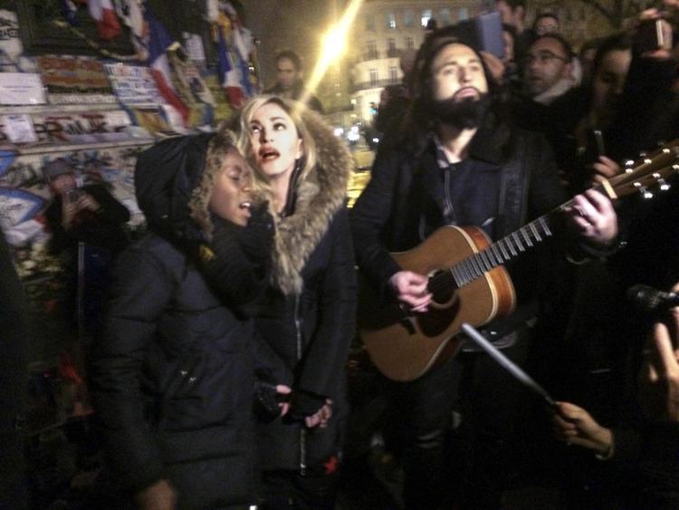 Madonna con Monte Pittman e il figlio David Banda a Place de la Republique (Afp)