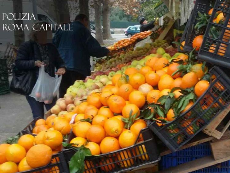 Roma: blitz vigili a Ostia, sanzioni a frutterie che invadono marciapiedi