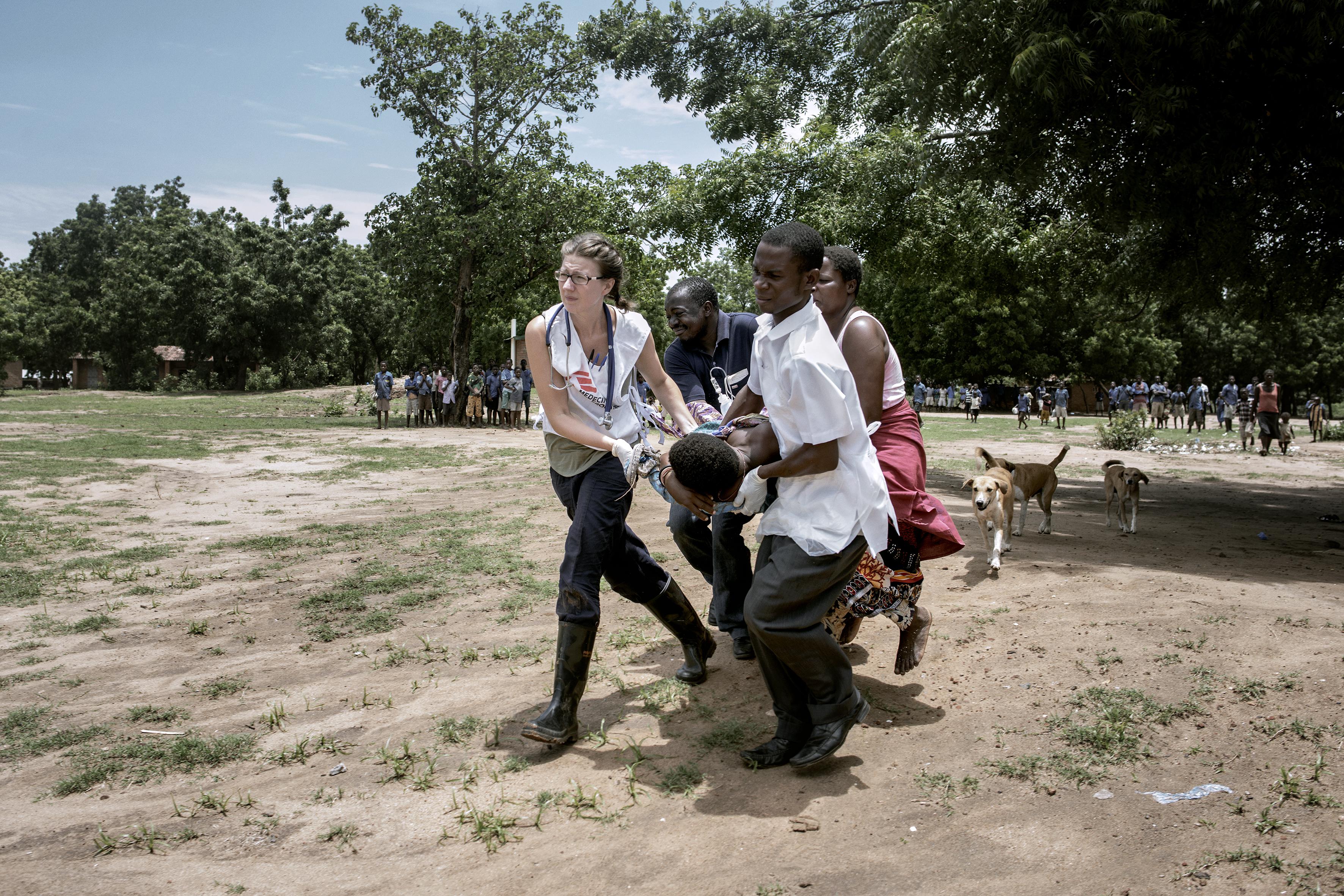 Una donna, al nono mese di gravidanza, soccorsa da una squadra a Nsanje. (Foto di Luca Sola)