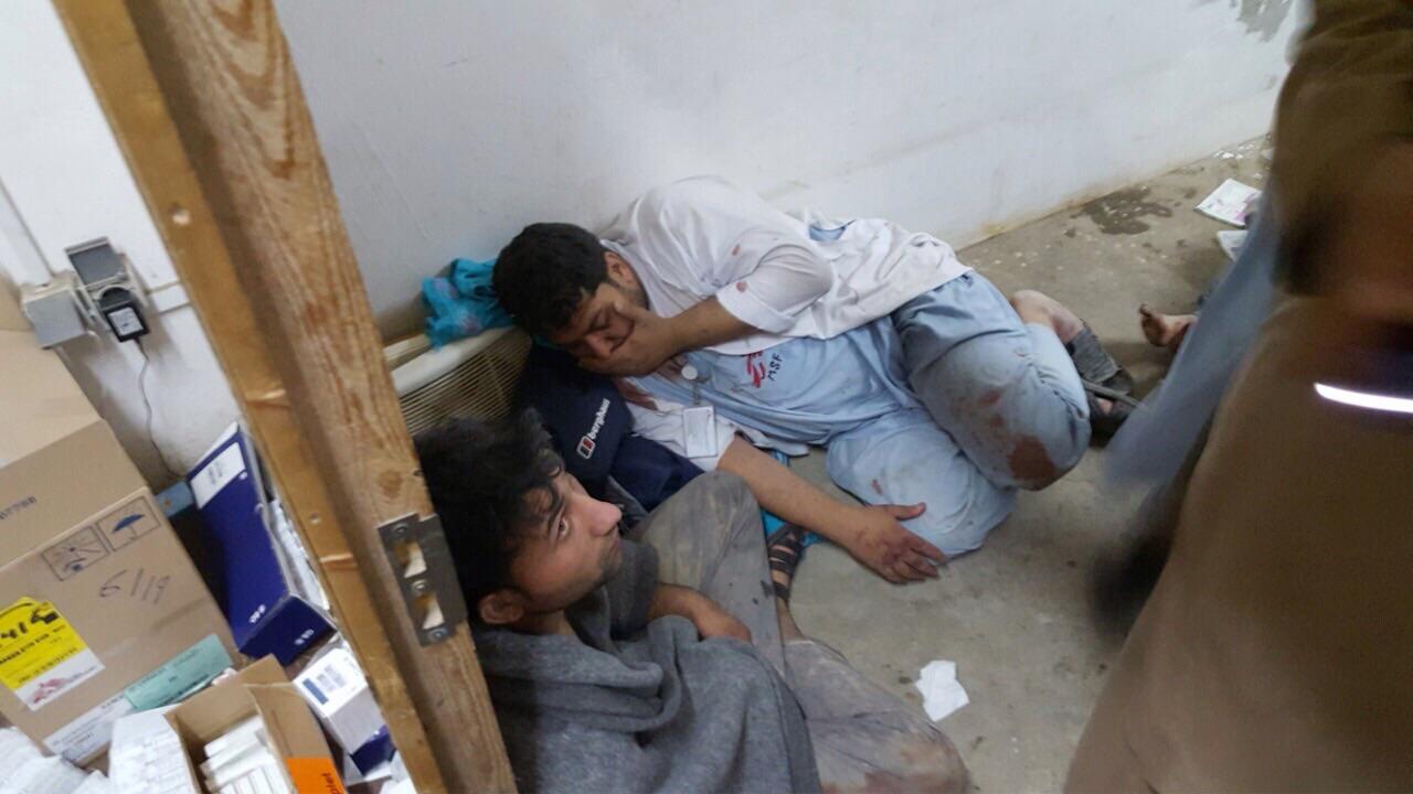 Il personale di Msf in stato di shock in una delle parti restanti del ospedale di Msf a Kunduz, all'indomani dei bombardamenti il 3 ottobre 2015. (Foto ©MSF)