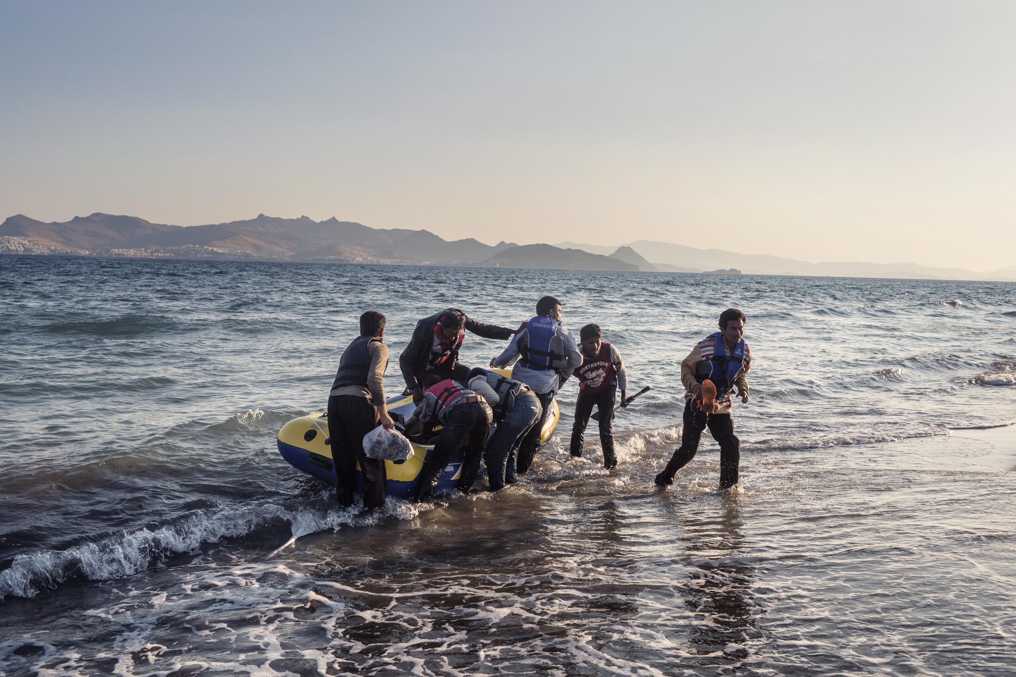 Sette persone dal Pakistan arrivano sull'isola greca di Kos, dopo aver remato tutta la notte. (Foto di Alessandro Penso)