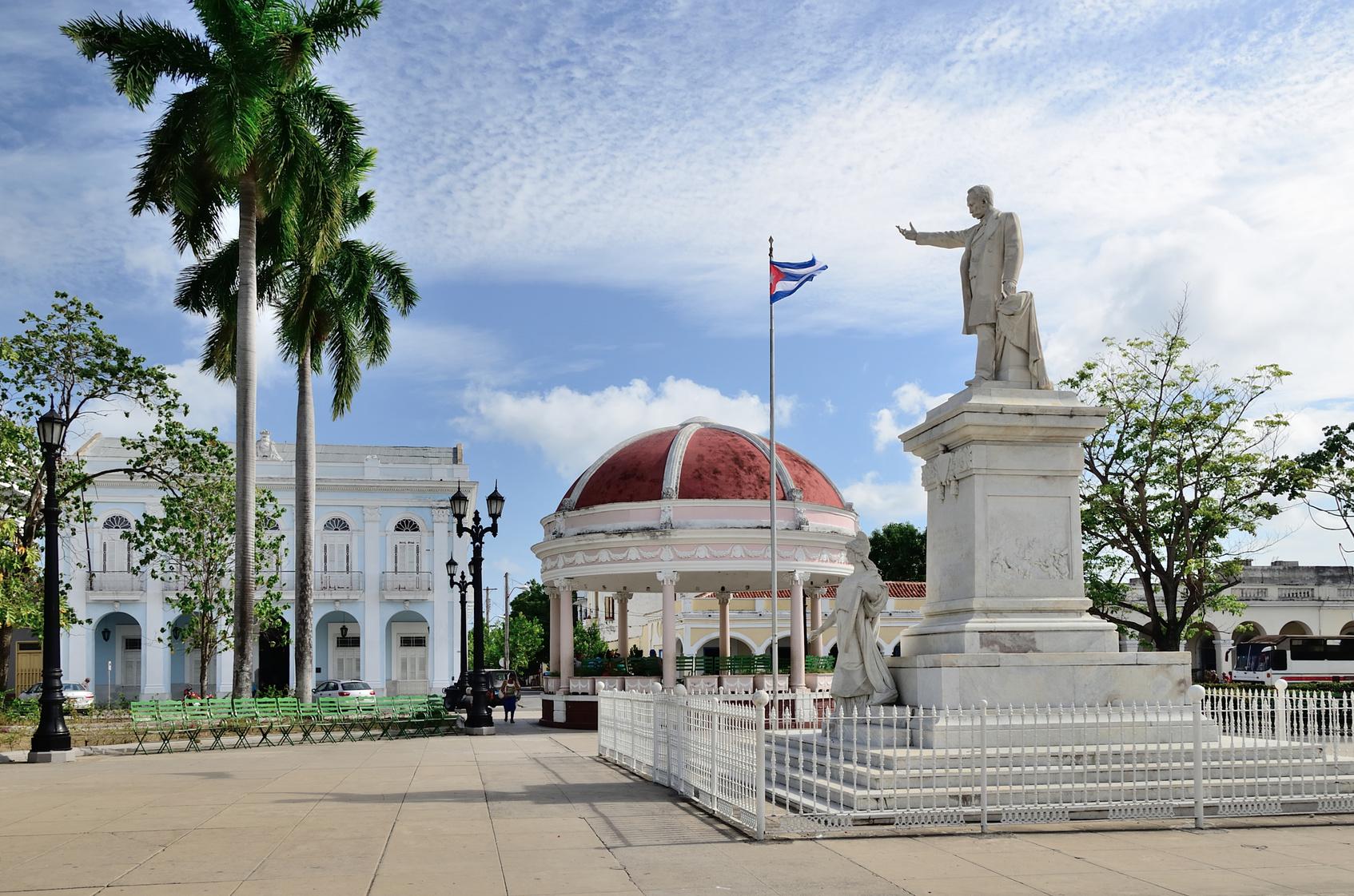 Cuba e la revolucion/la storia - Statua di Jose Marti in Cienfuegos. 