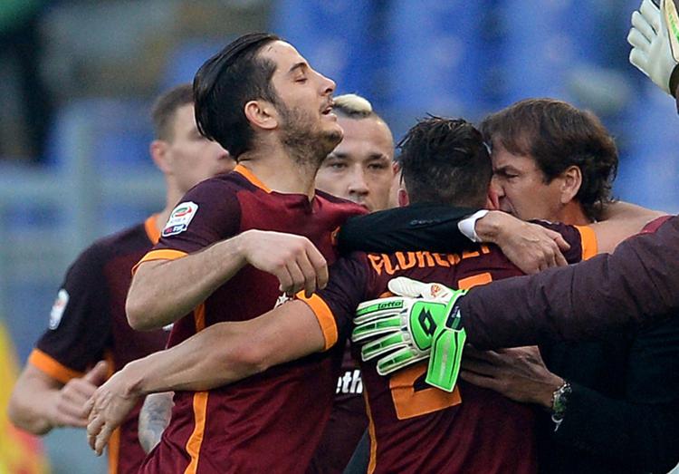 L'abbraccio dei giocatori della Roma a Rudi Garcia dopo il gol di Florenzi al Genoa (Foto Afp)  - AFP