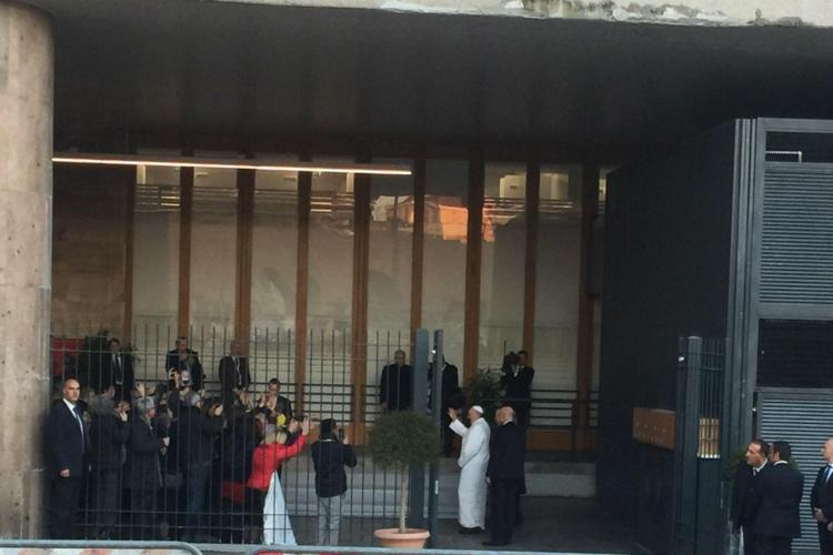 Giubileo: Papa apre la Porta Santa dell'ostello Caritas