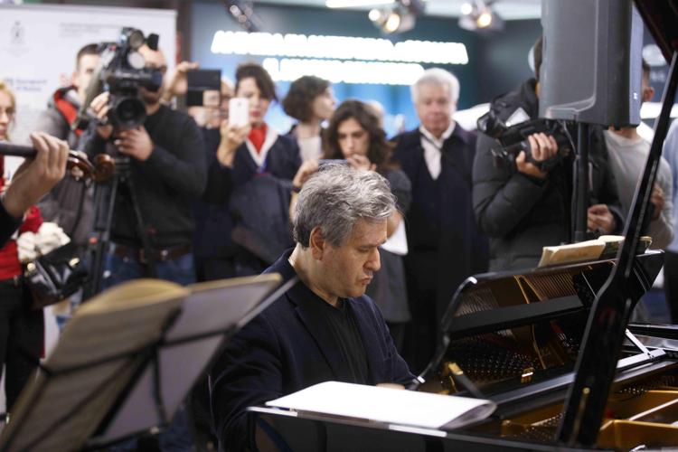 Antonio Pappano durante la sua esibizione al pianoforte al Terminal 1 dell'Aeroporto di Fiumicino