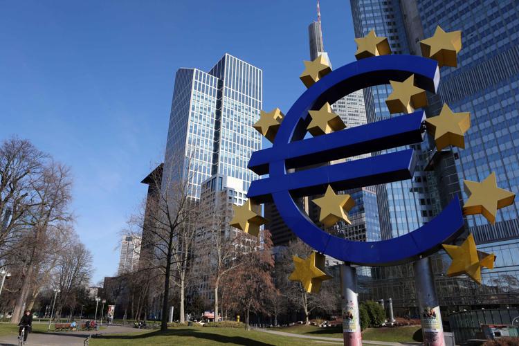 Bce preoccupata per rafforzamento euro, in calo le borse europee