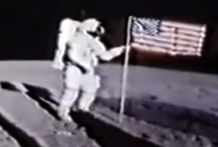 Logore e sbiadite, le bandiere Usa sulla Luna si stanno disintegrando