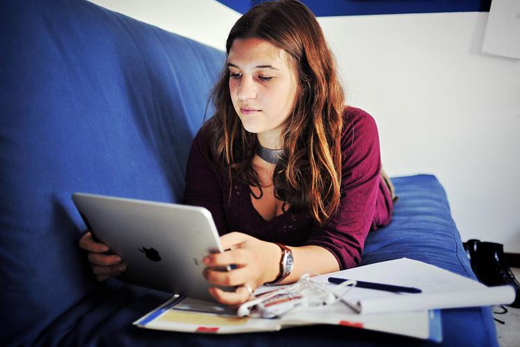 I millennial usano  i tablet anche per studiare - (Foto: Fotogramma)