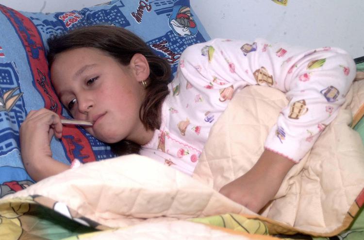 Una bambina a letto prova la febbre (Fotogramma) (Fotogramma)