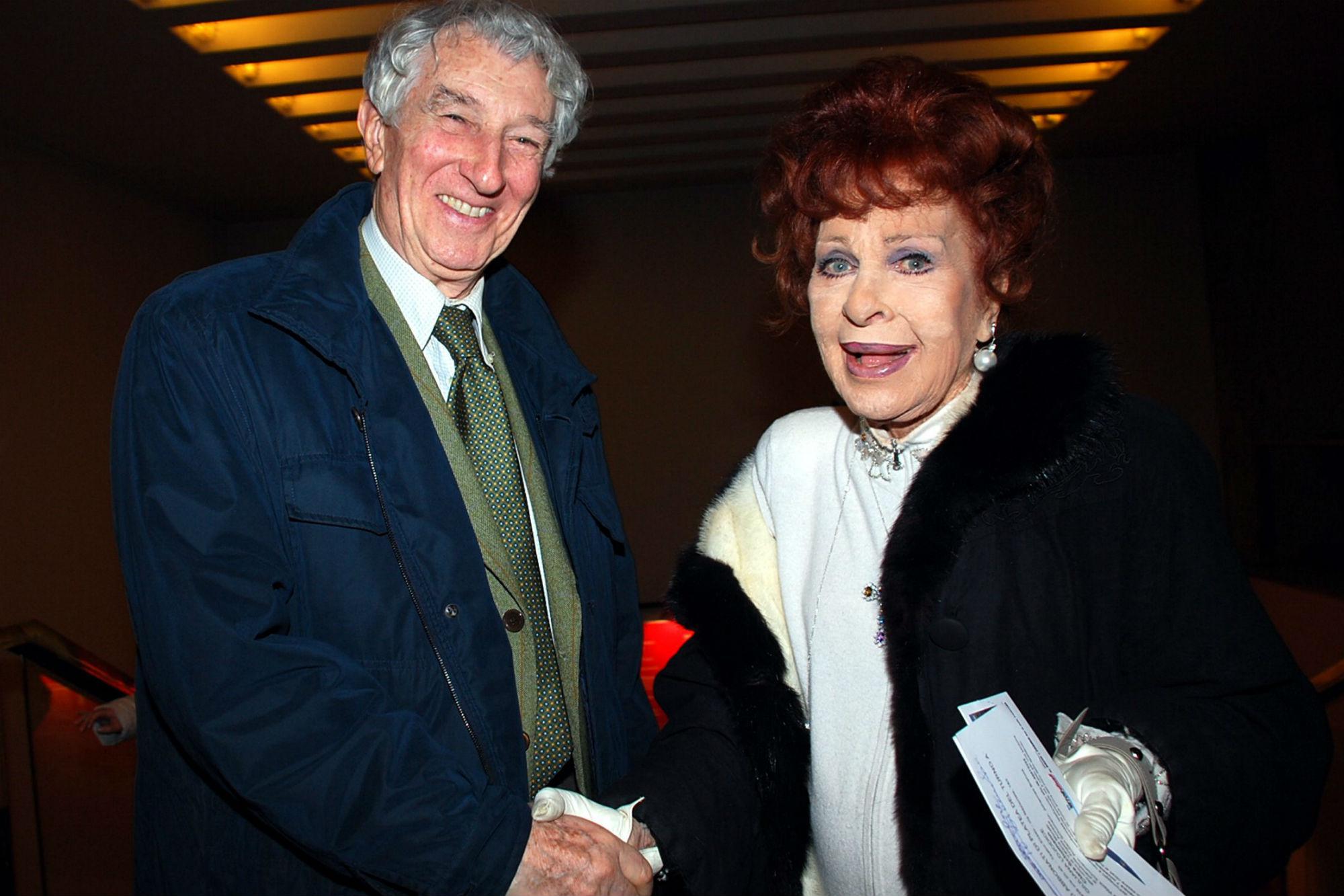 L'attrice con Corrado Augias (Fotogramma)