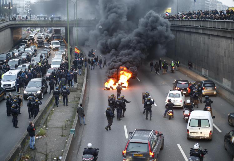 Pneumatici in fiamme per la protesta dei tassisti (foto Afp)