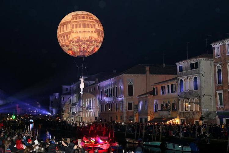 Carnevale: sindaco Venezia apre la kermesse tra due ali di folla