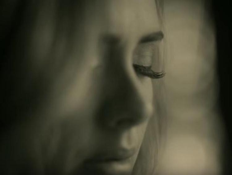 Adele (Fermo immagine dal video di 'Hello')