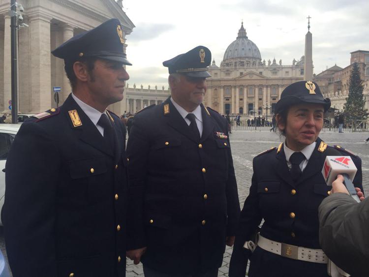 Vaticano: i poliziotti e la neonata, cronaca di un soccorso a S.Pietro /Video