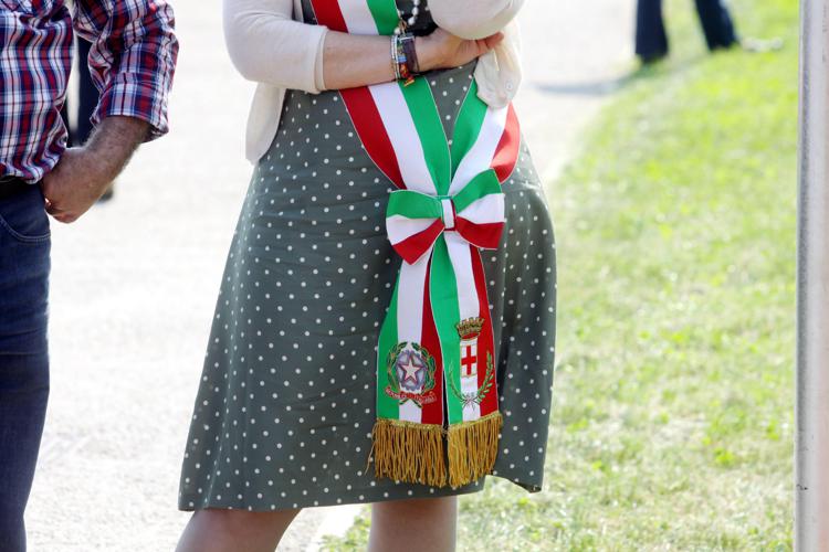 La fascia tricolore di un sindaco donna (FOTOGRAMMA)  - (FOTOGRAMMA)